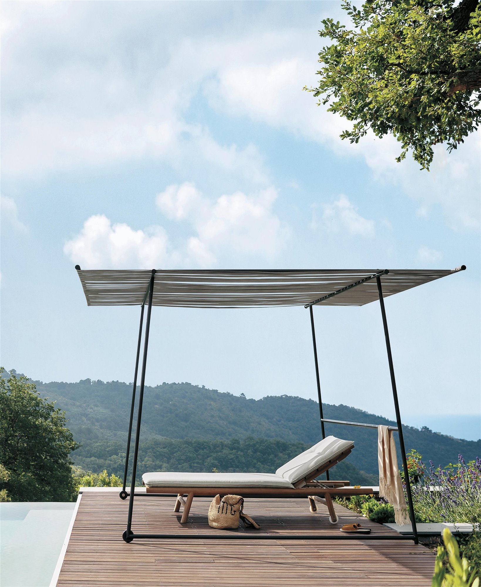 tumbona blanca con parasol en la piscina