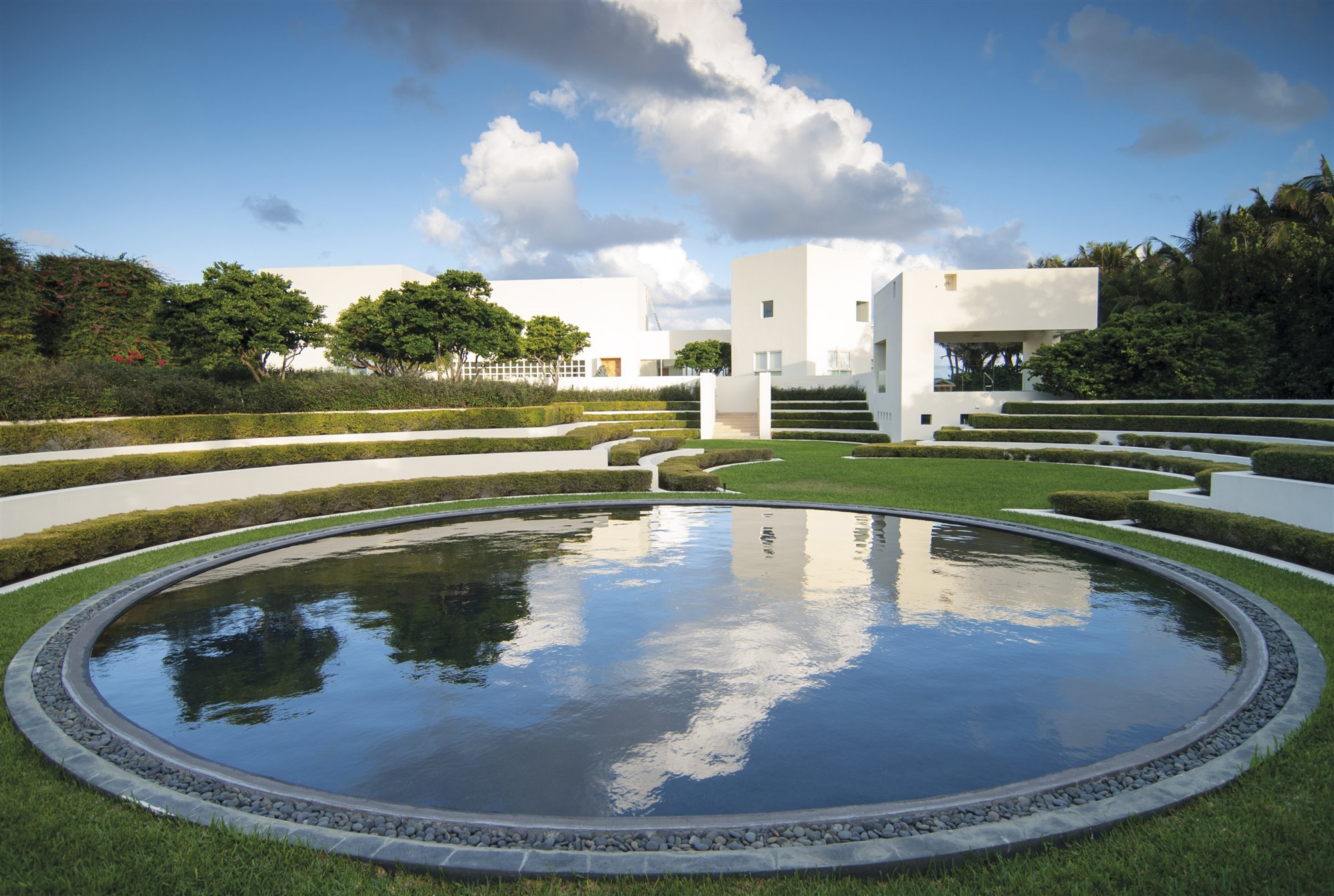 casa blanca con jardín y lago
