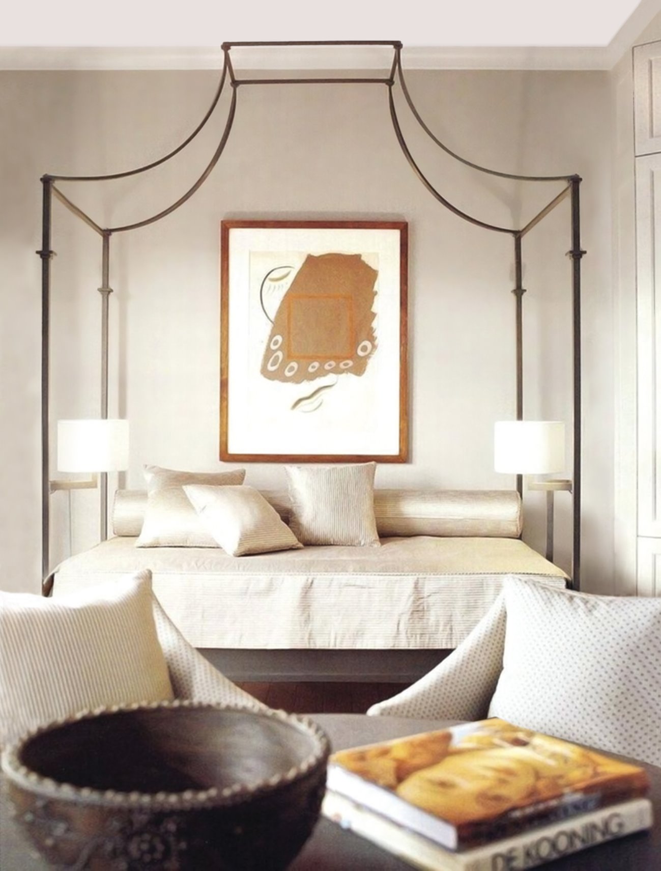 dormitorio beige con cama con dosel y cuadro