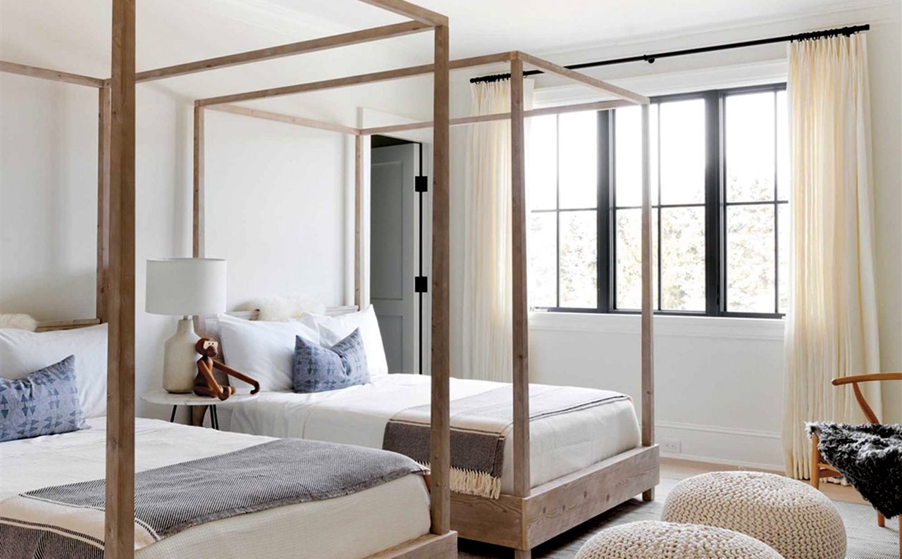 El dormitorio ideal debe contar con unos tres metros de altura. Con elementos de la misma gama cromática se logra un ambiente muy relajado