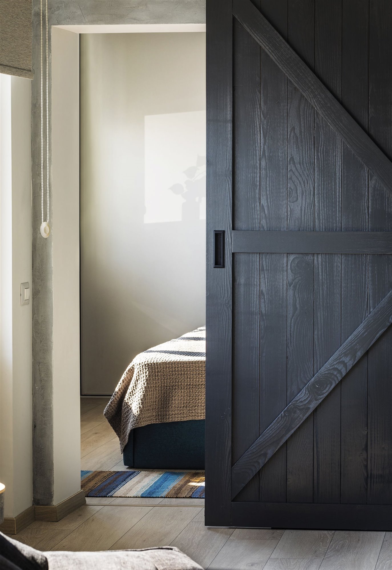 dormitorio rústico con puerta corredera negra de granero