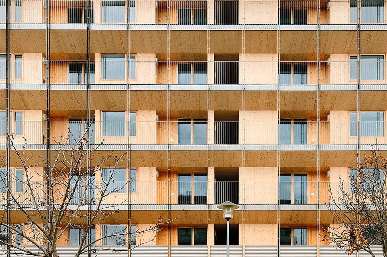 El bloque 6x6, de Bosch Capdeferro Arquitectura, es un proyecto de 35 viviendas en Gerona que utiliza paneles de madera contralaminada para la reducción de la huella de carbono.