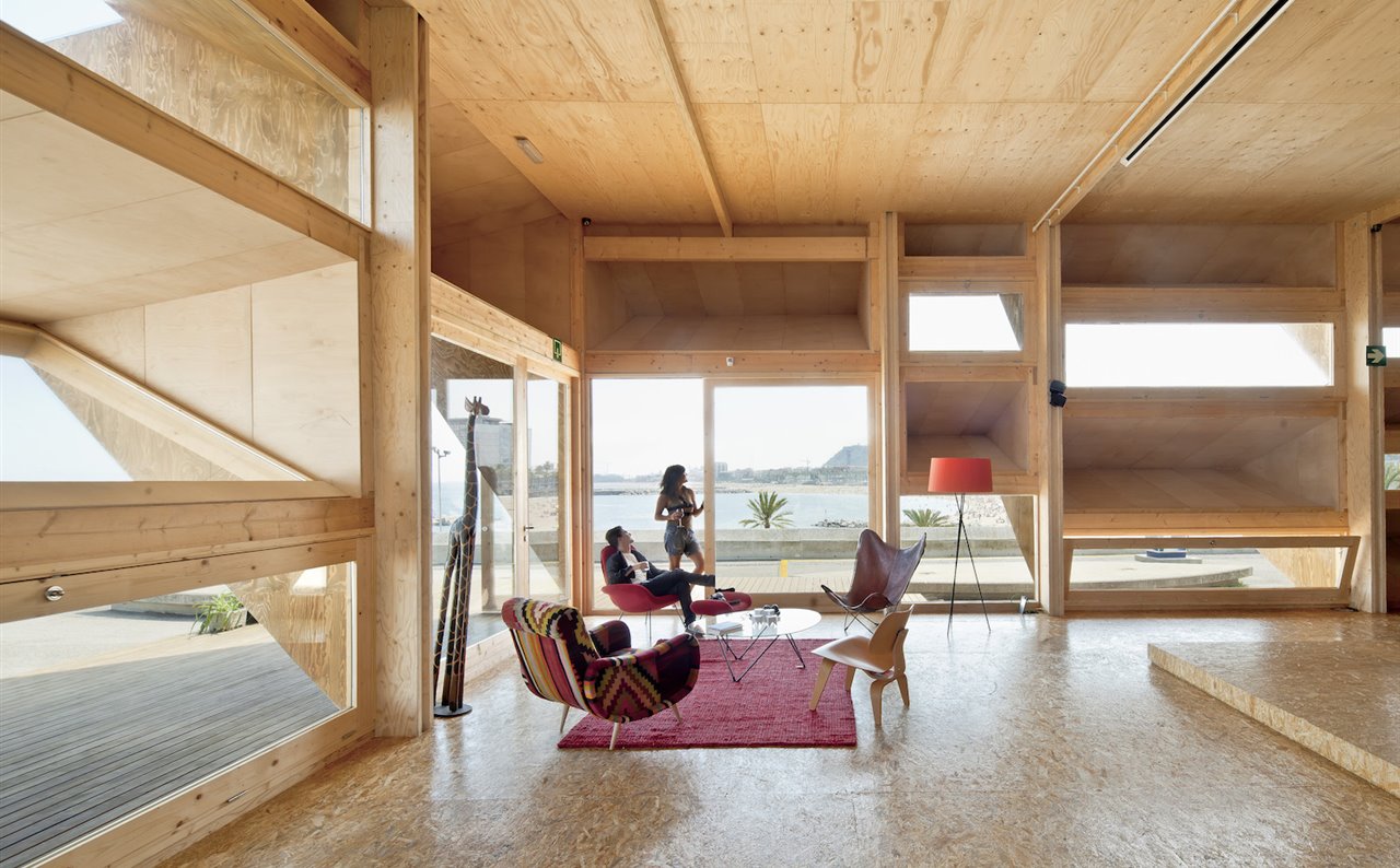 El Pabellón Endesa en Barcelona, diseñado por el IAAC, cuenta con una estructura realizada con módulos de madera laminada para optimizar la iluminación y la ventilación.