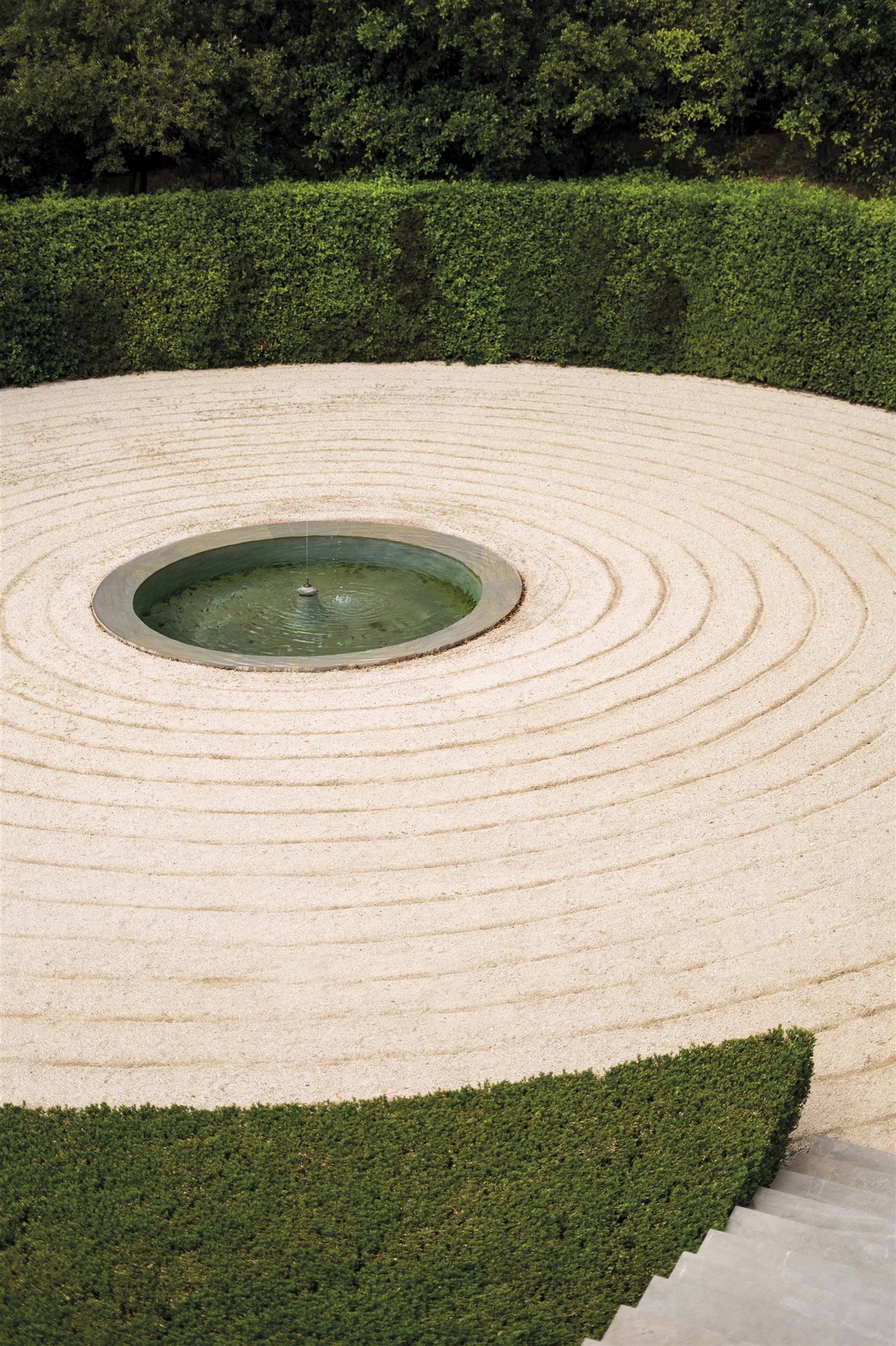 jardín con fuente y grava rastrillada
