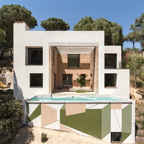 Piscina, patio, vistas y estilo rústico modernizado: esta casa del Baix Empordà lo tiene todo