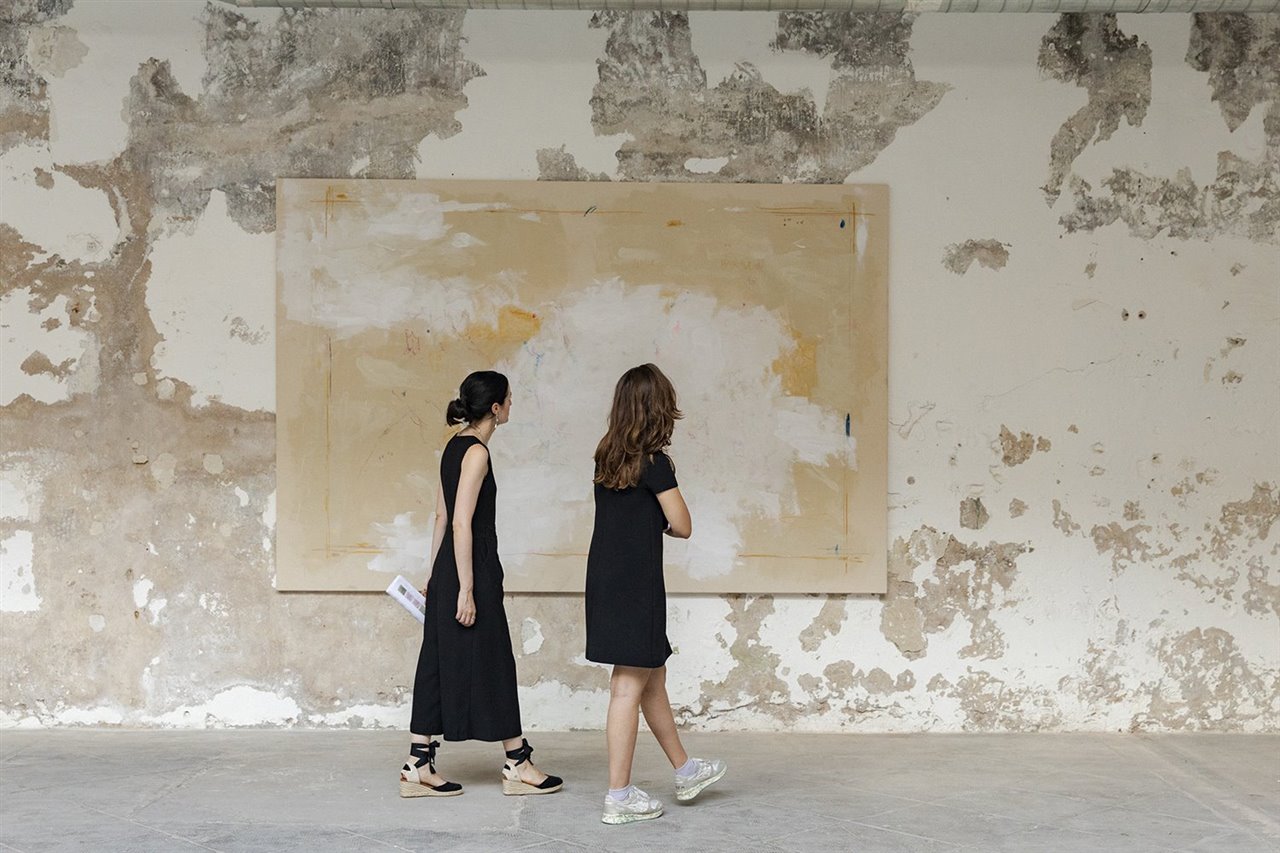 Las telas de Ana Monsó dispuestas, por un día, en las descascarilladas paredes de Casa Rius, un nuevo espacio barcelonés dedicado a la difusión y promoción cultural.