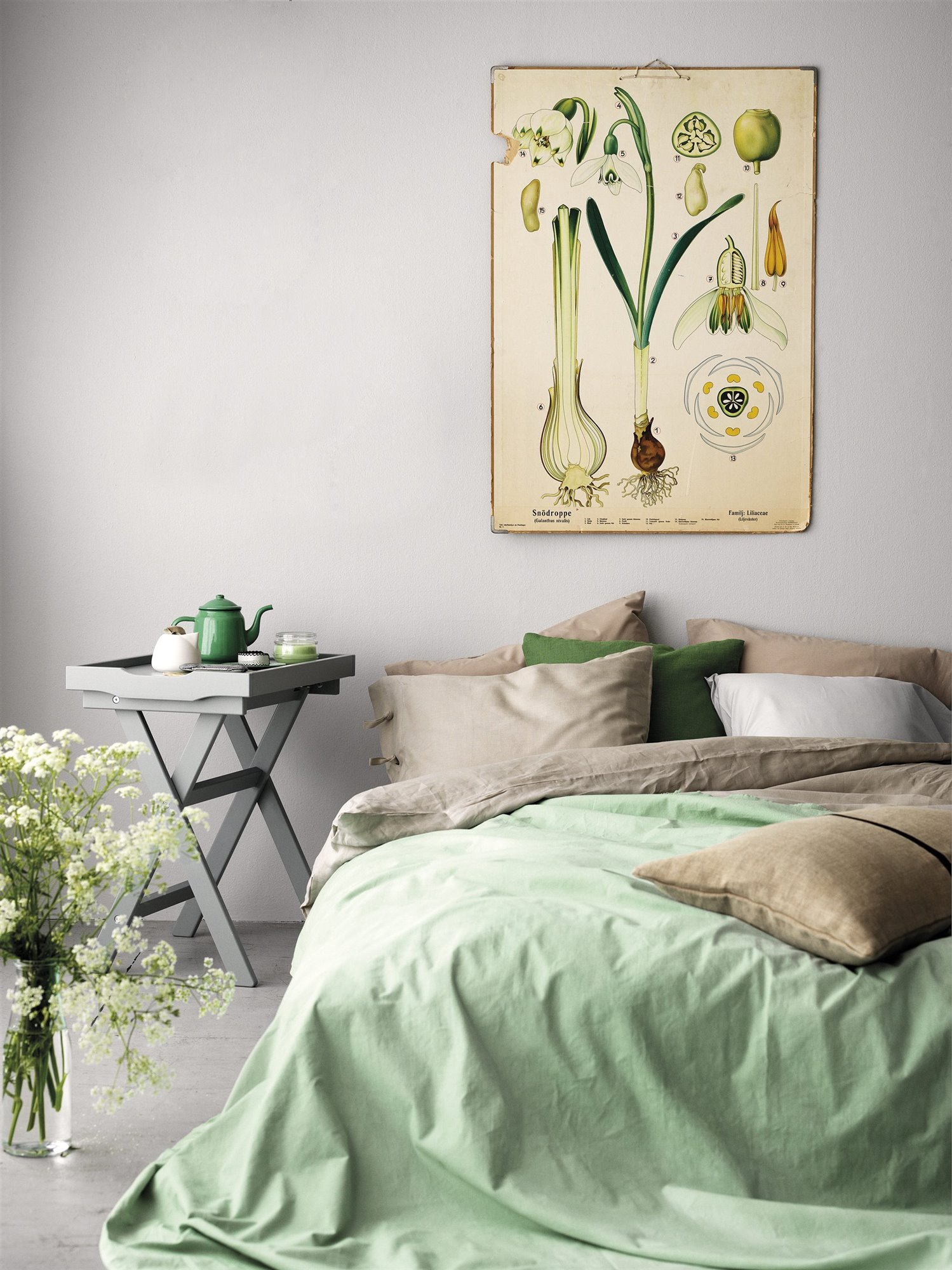 dormitorio gris y verde con flores y cuadro vegetal