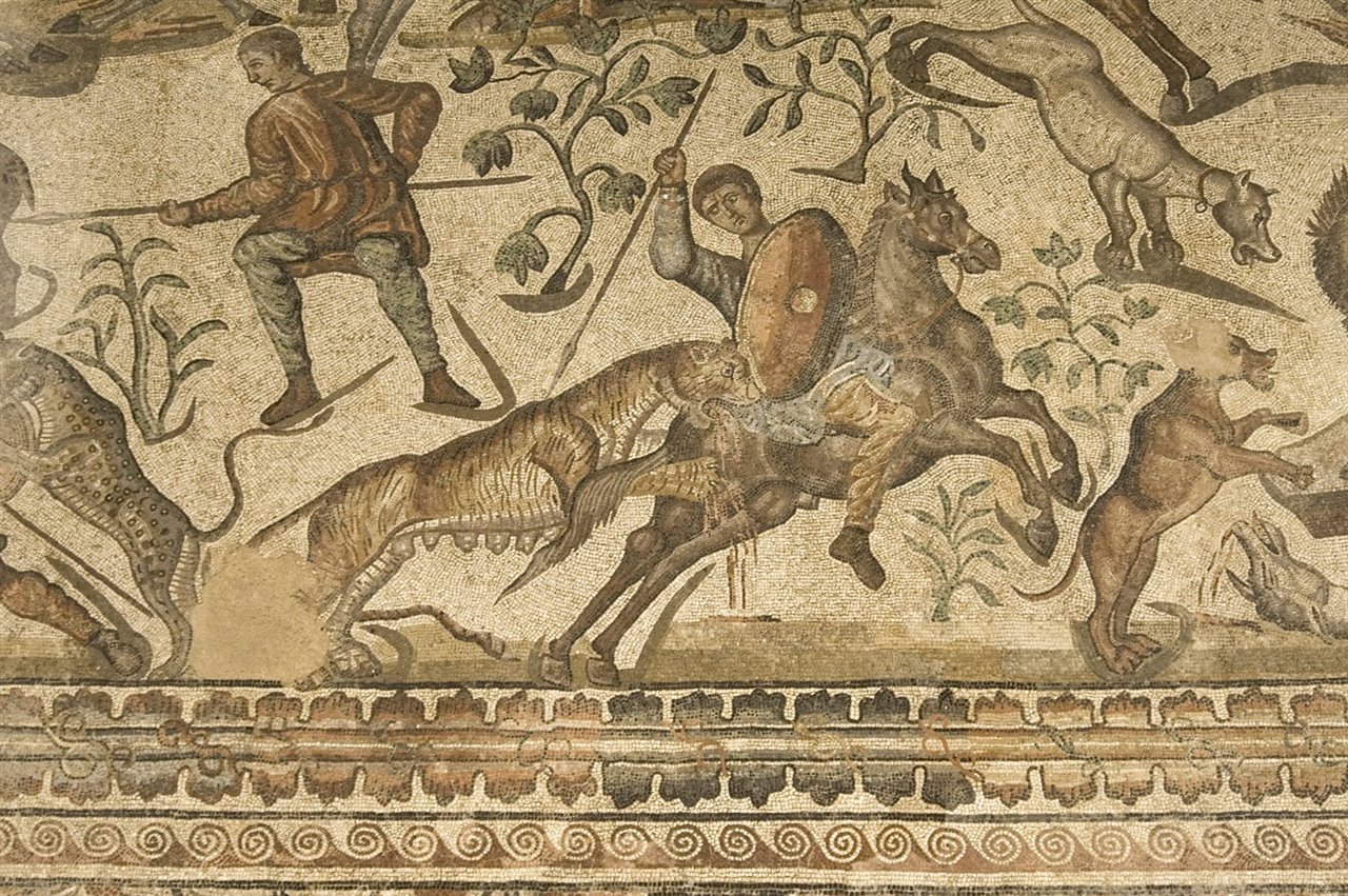 En el recinto hay una pieza excepcional: un mosaico figurativo de 175 m2 donde se recrean escenas de una cacería.