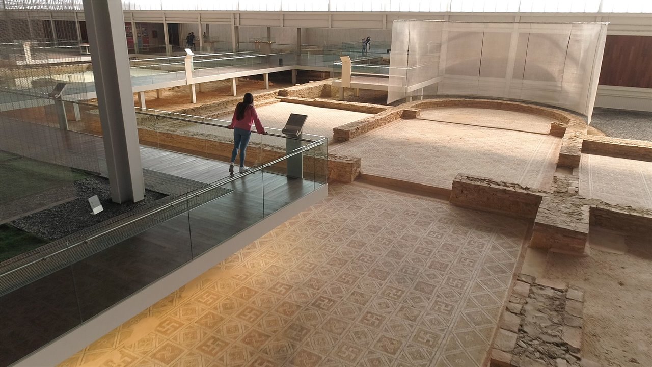 La casa, de dos pisos, estaba flanqueada por cuatro torres, dos cuadradas en la fachada norte y dos octogonales en la sur.