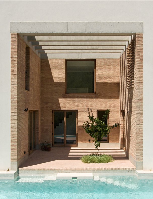 Piscina, patio, vistas y estilo rústico modernizado: esta casa del Baix Empordà lo tiene todo