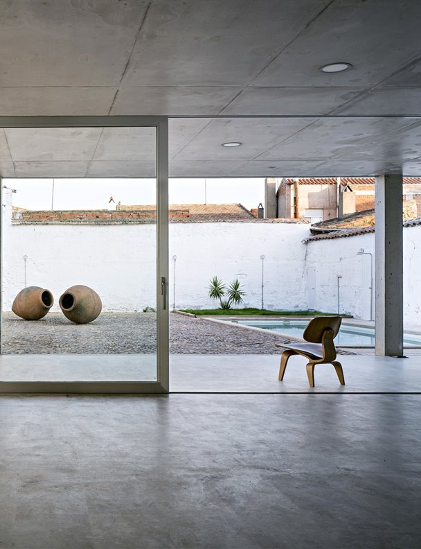 Una casa de pueblo en Ciudad Real con un lenguaje minimalista y cosmopolita