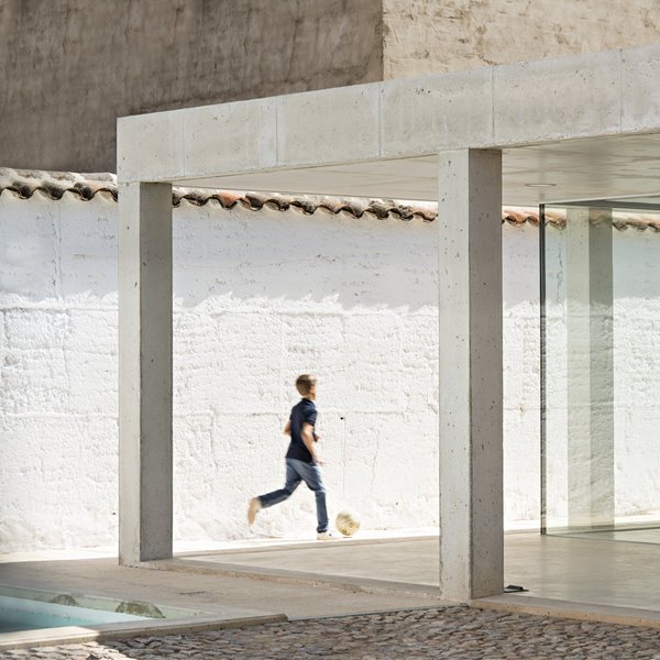 Una casa de pueblo en Ciudad Real con un lenguaje minimalista y cosmopolita
