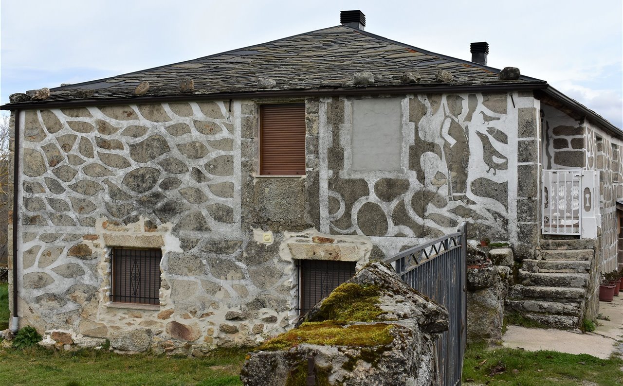 Casa en Cambela, O Bolo, Ourense con escena de Caza. Se puede apreciar un cazador con las manos en los bolsillos y varios animales mirándole, como un pez y aves.