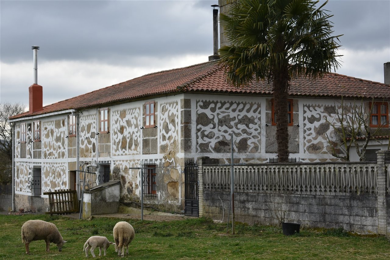 Casa grande rural con detalles que se asemejan a la hoja del carballo o roble gallego. Se encuentra en Cuence, Gontá, Palas de Rei, Luego. Concretamente en el Camino de Santiago francés. 