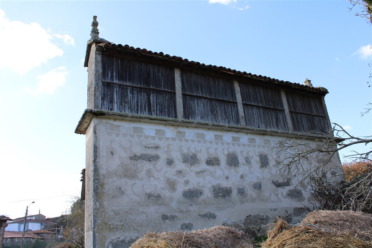 Hórreo en Mosteiro, Chantada (Lugo) decorado con detalles que se asemejan a la hoja del carballo gallego y las pinturas rupestres de la cueva pintada de Galdar, en  Gran Canaria.