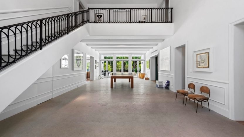 entrada con cuadros casa elle mcapherson. entrada con cuadros casa elle mcpherson