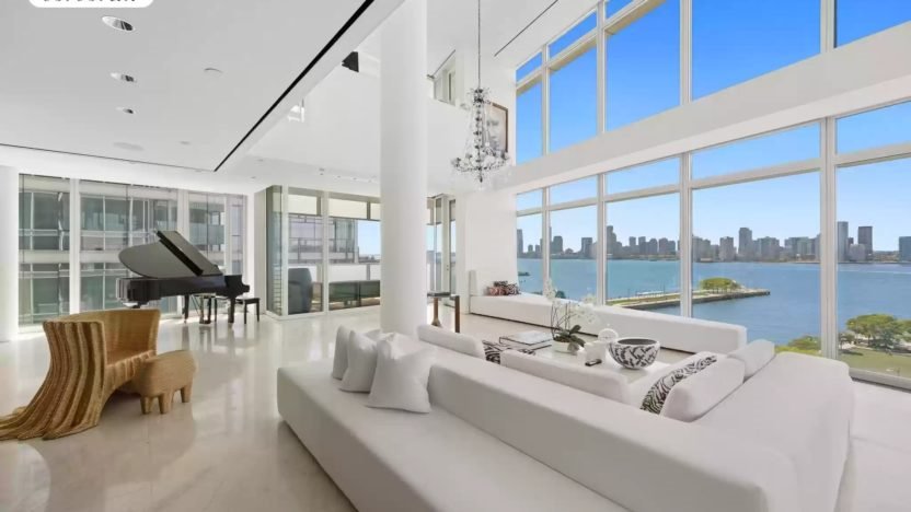 salón con piano casa de hugh jackman