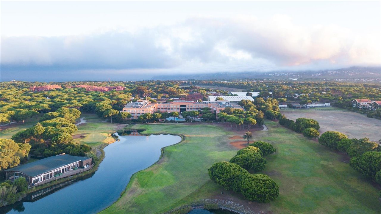 Vista aérea de la exclusiva zona residencial Quinta da Marinha. En primer plano, el hotel Onyria