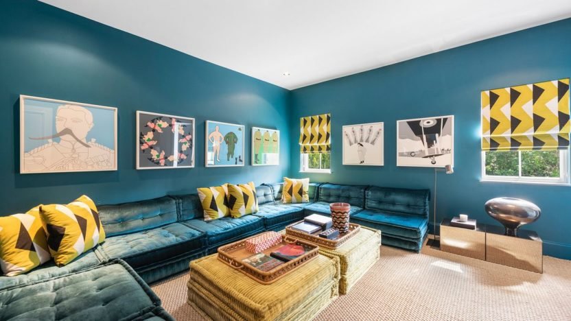 zona de estar pared azul casa elle mcpherson
