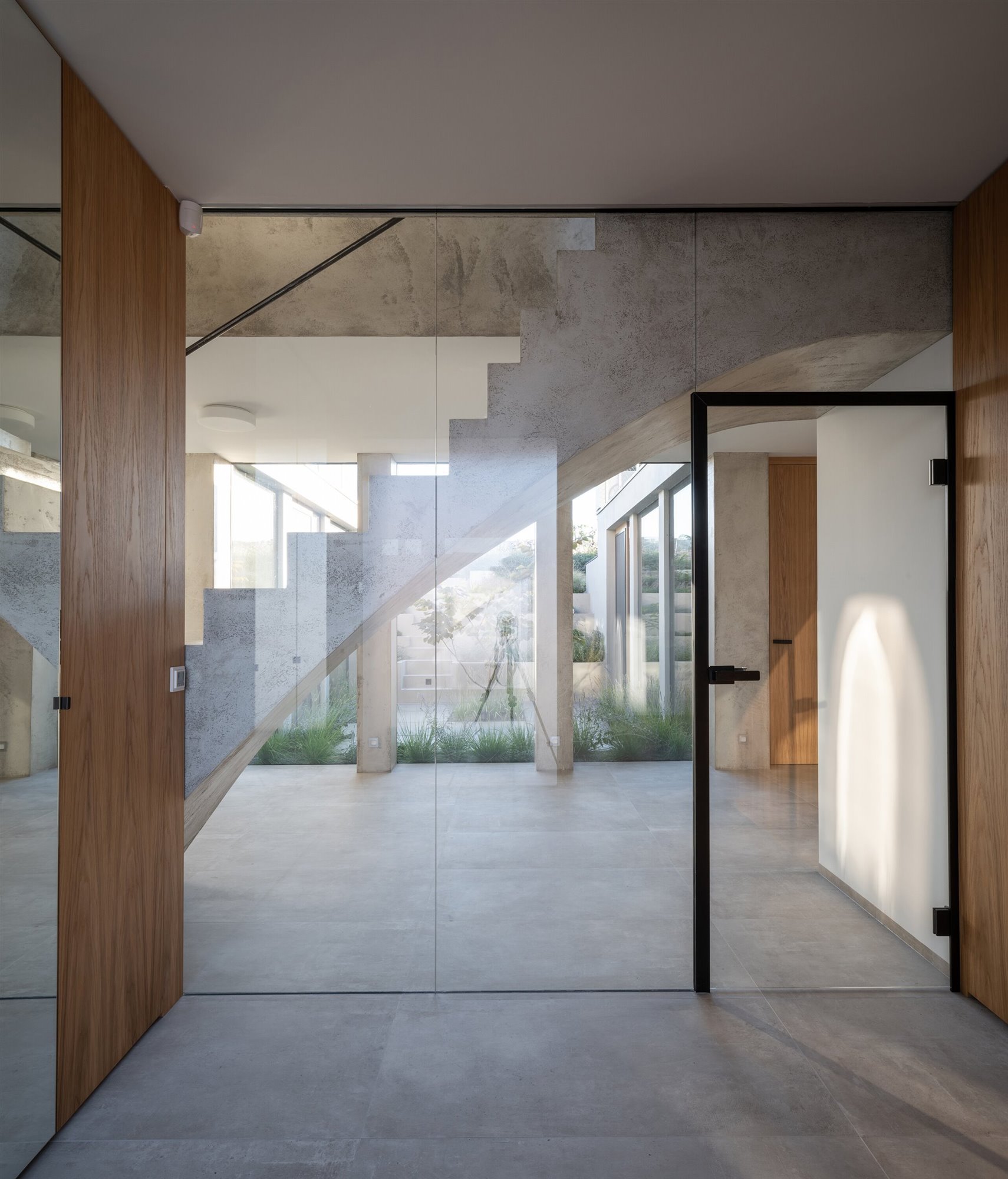 family-house-with-atrium-senaa-alex-shoots-buildings-06