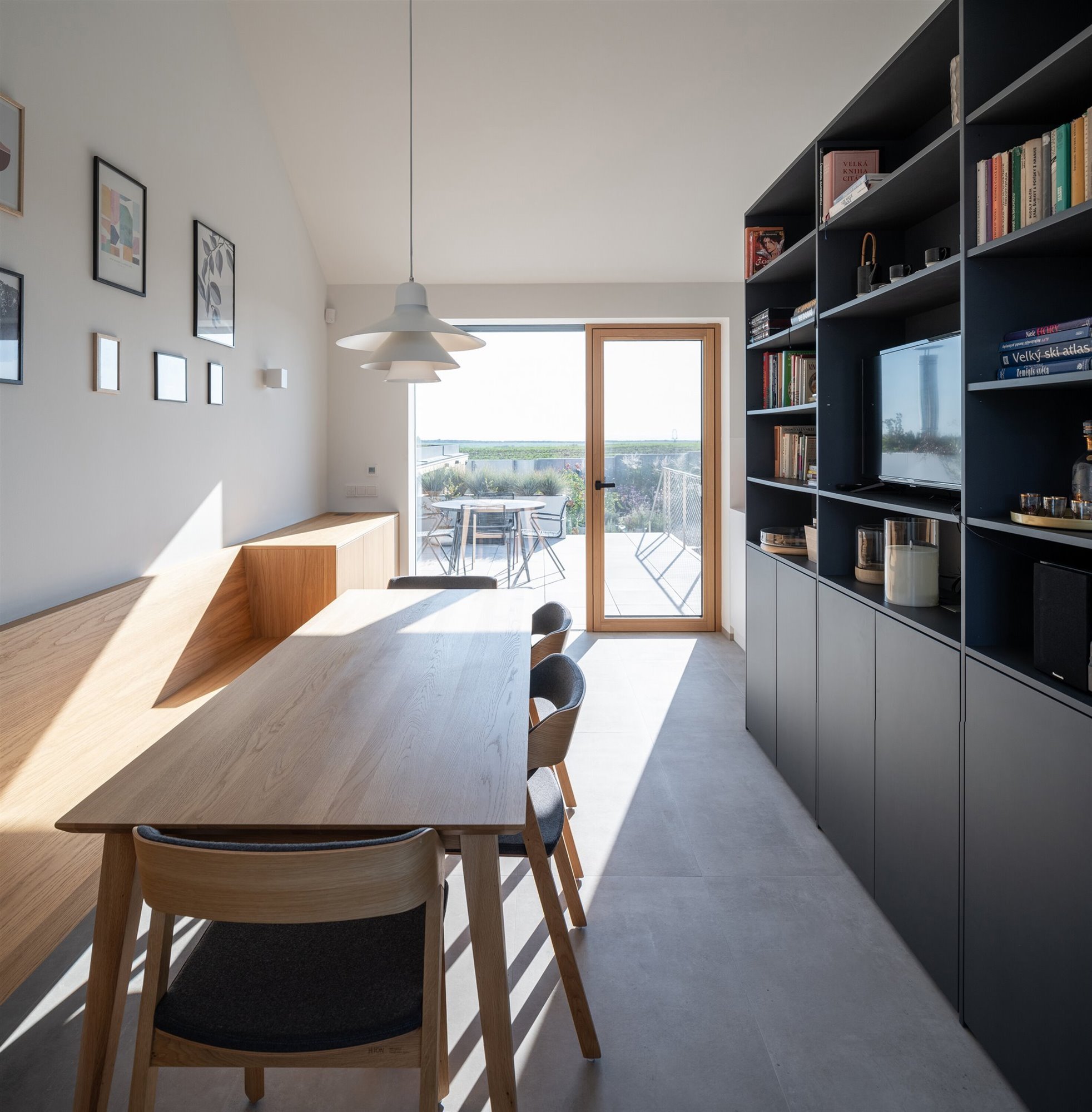 family-house-with-atrium-senaa-alex-shoots-buildings-11
