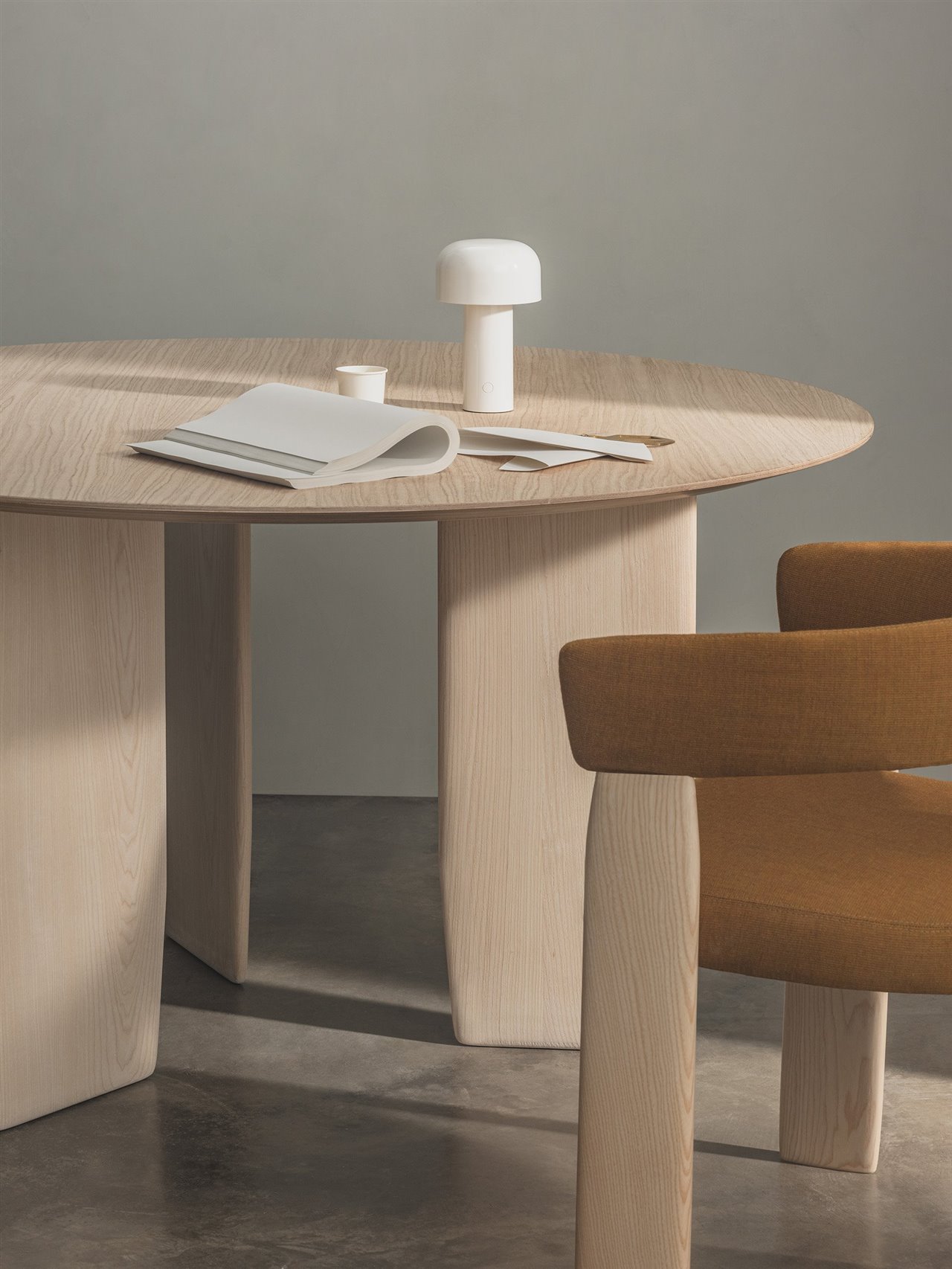 La mesa está fabricada con madera maciza y está disponible en diferentes tamaños y versiones de mesa café, comedor y auxiliares. 