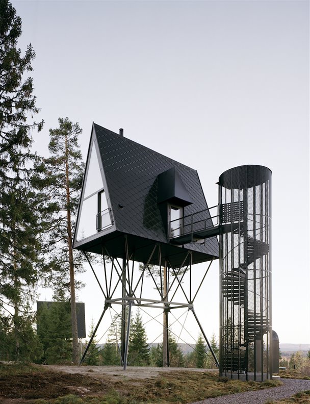 En esta cabaña prefabricada podrás sentir cómo es vivir en lo alto de un árbol