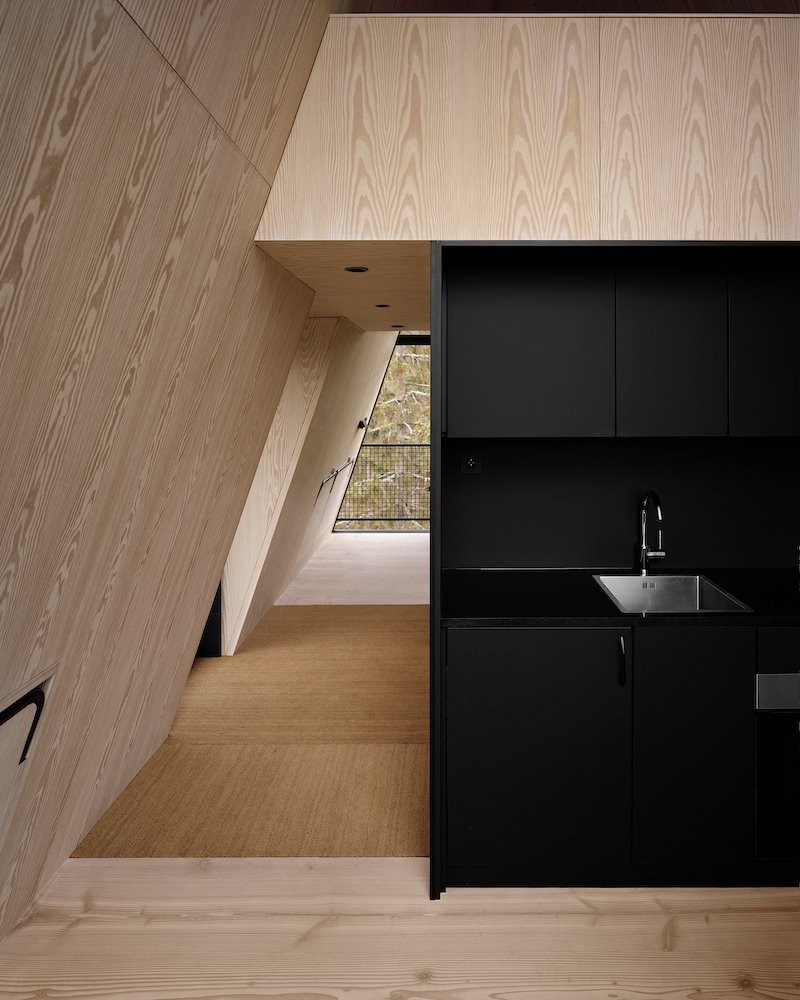 La cabaña está equipada con un baño y una cocina completa.