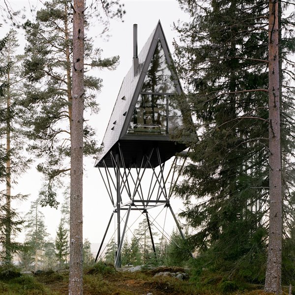 En esta cabaña prefabricada podrás sentir cómo es vivir en lo alto de un árbol