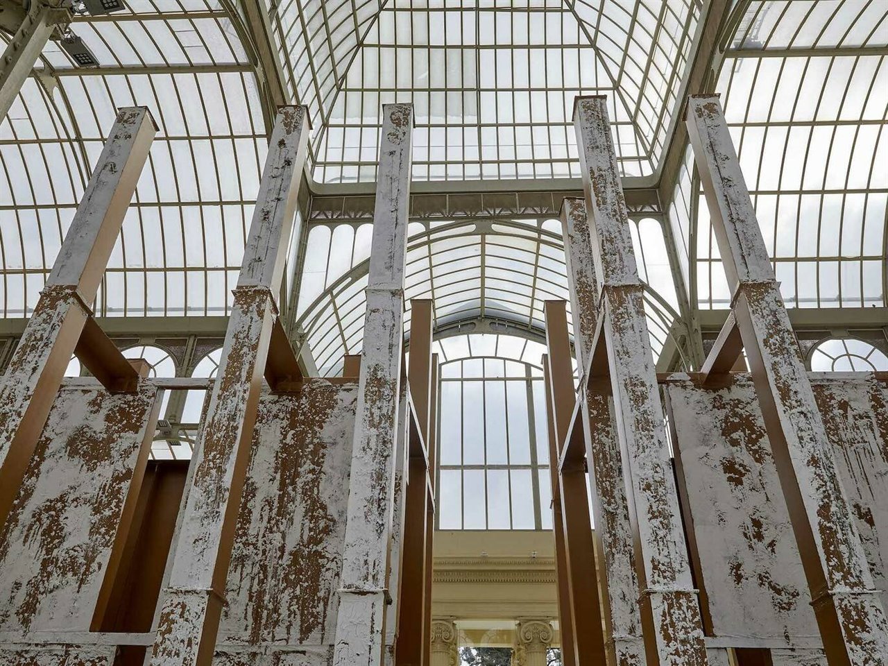 La gran instalación de cartón, teñida de blanco, ocupa el Palacio de Cristal del Parque del Retiro. 