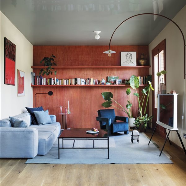 Trucos de interiorista para decorar un salón estrecho