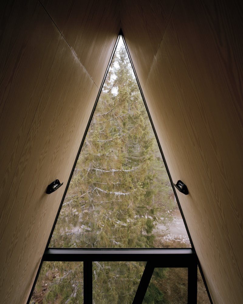 Las ventanas acristaladas proporcionan un contacto directo con la naturaleza exterior.