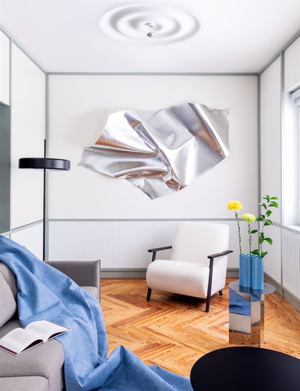En este piso en Madrid, se juega con el color y las molduras para crear volúmenes y un diseño muy moderno