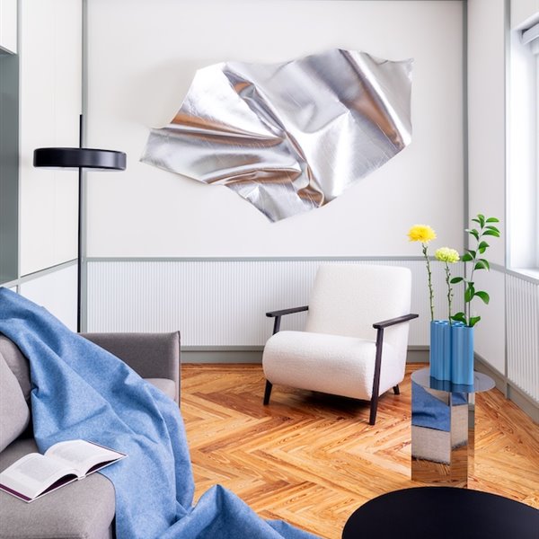 En este piso en Madrid, se juega con el color y las molduras para crear volúmenes y un diseño muy moderno