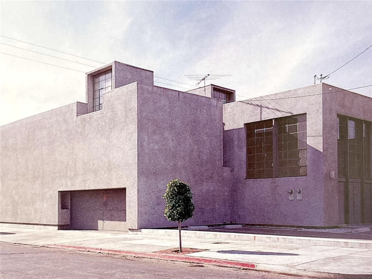 Sin pretenderlo, a Frank Gehry le salió en su día una fachada muy brutalista, la cual permanece intacta en el número 7.001 de Melrose Avenue en Hollywood, California.