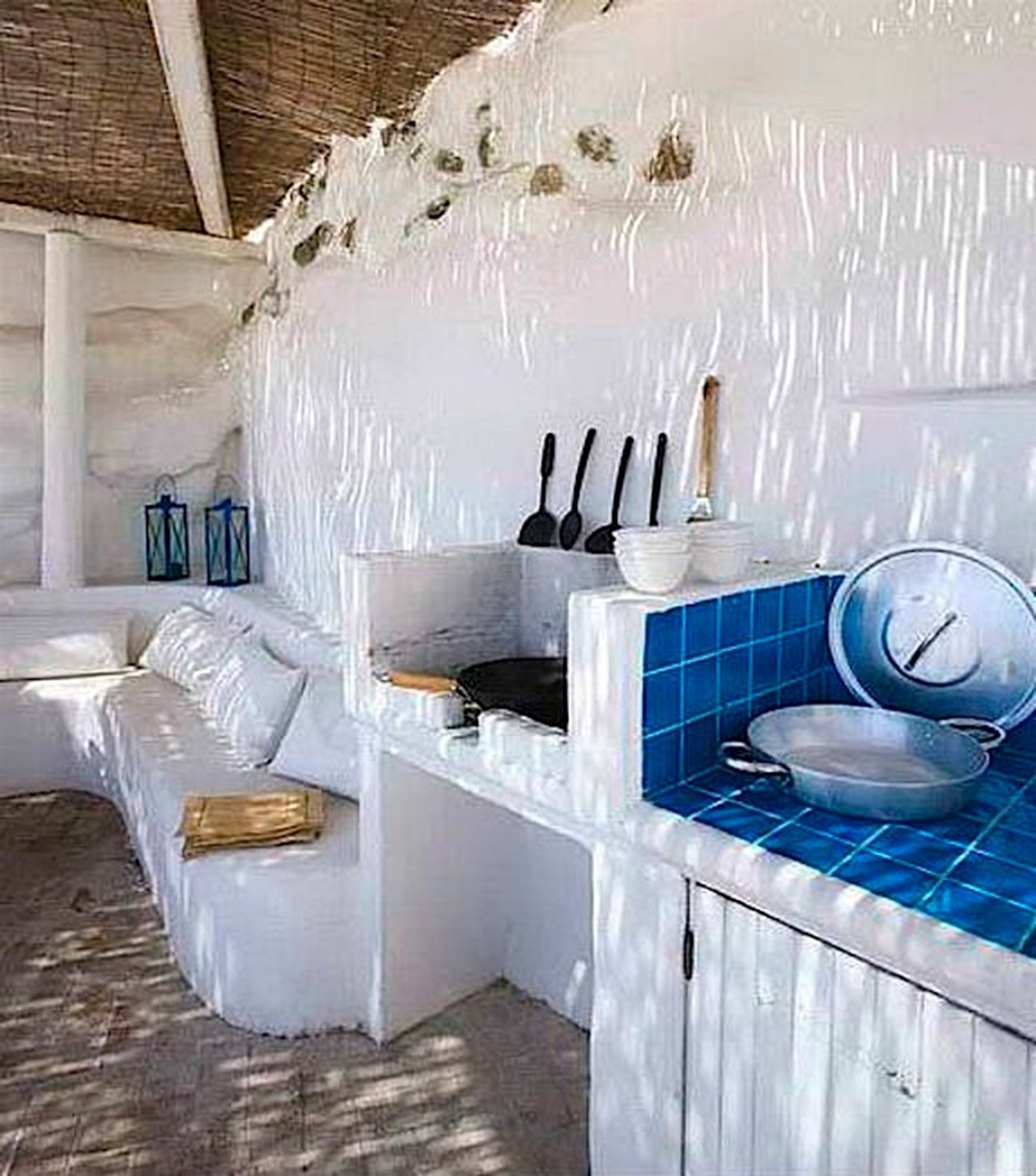 patio blanco con barbacoa de azulejos azules