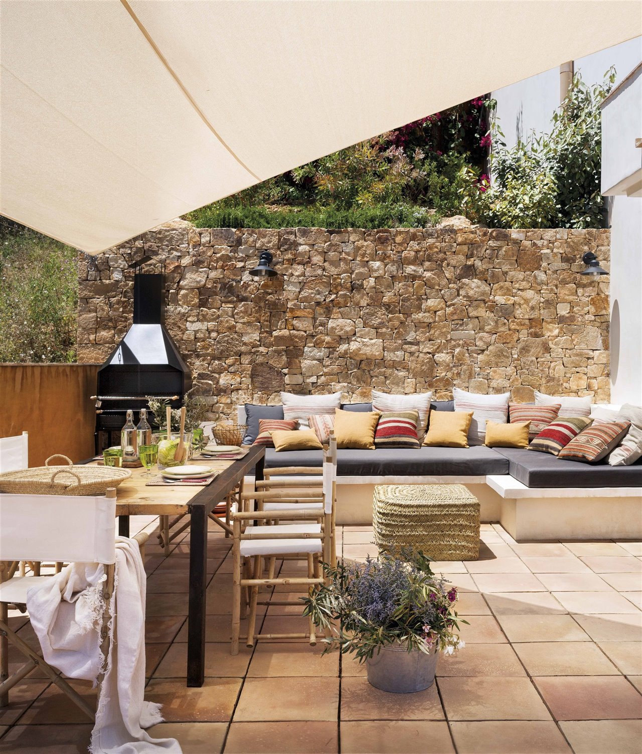 patio de baldosas y piedra con mesa de comedor, banco y barbacoa