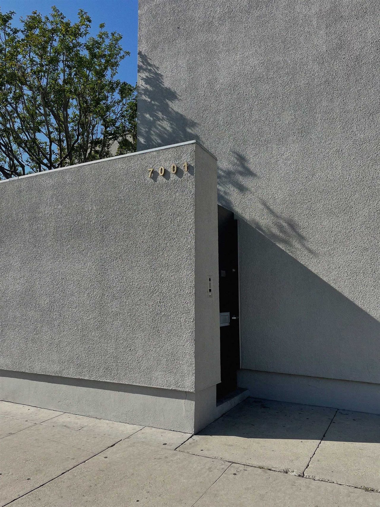 El arquitecto canadiense resolvió los muros de la actual Seventh House con un estucado que evita tener que limpiarlo o pintarlo constantemente.