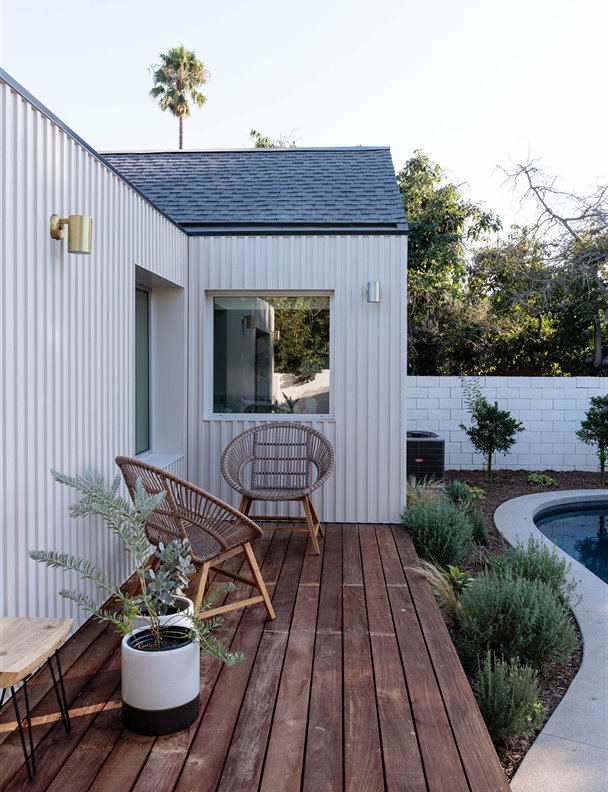 Una casa divertida y sofisticada con un megamix de colores y materiales