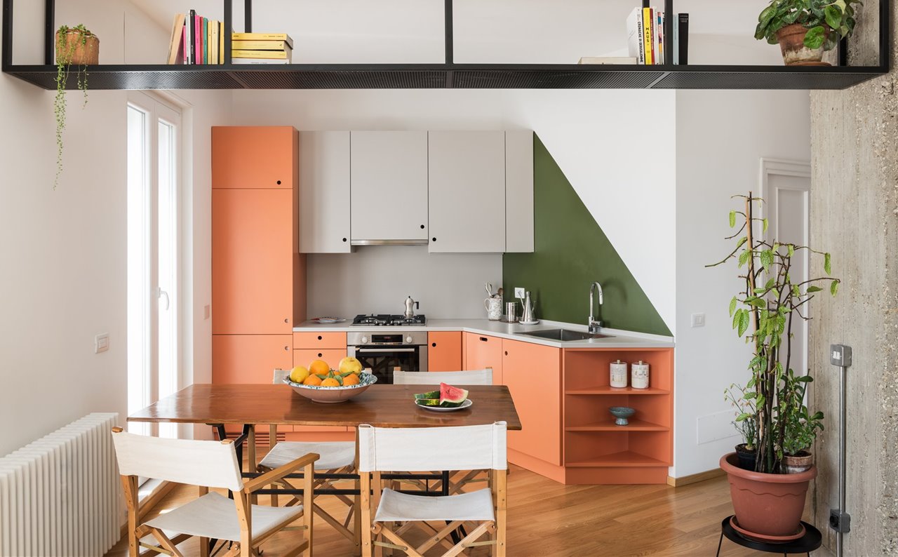 La cocina, integrada en el salón y con acceso a la terraza, aprovecha de manera artesanal una esquina de ángulo obtuso. Su variada paleta de colores tiene como objetivo expandir la luz y, según el arquitecto, mejorar el estado de ánimo