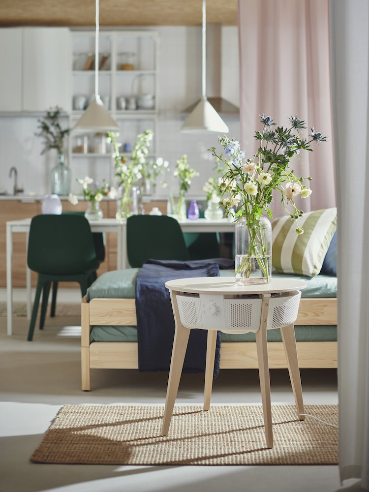 Ikea colección STARKVIN mesa con purificador de aire en blanco con flores