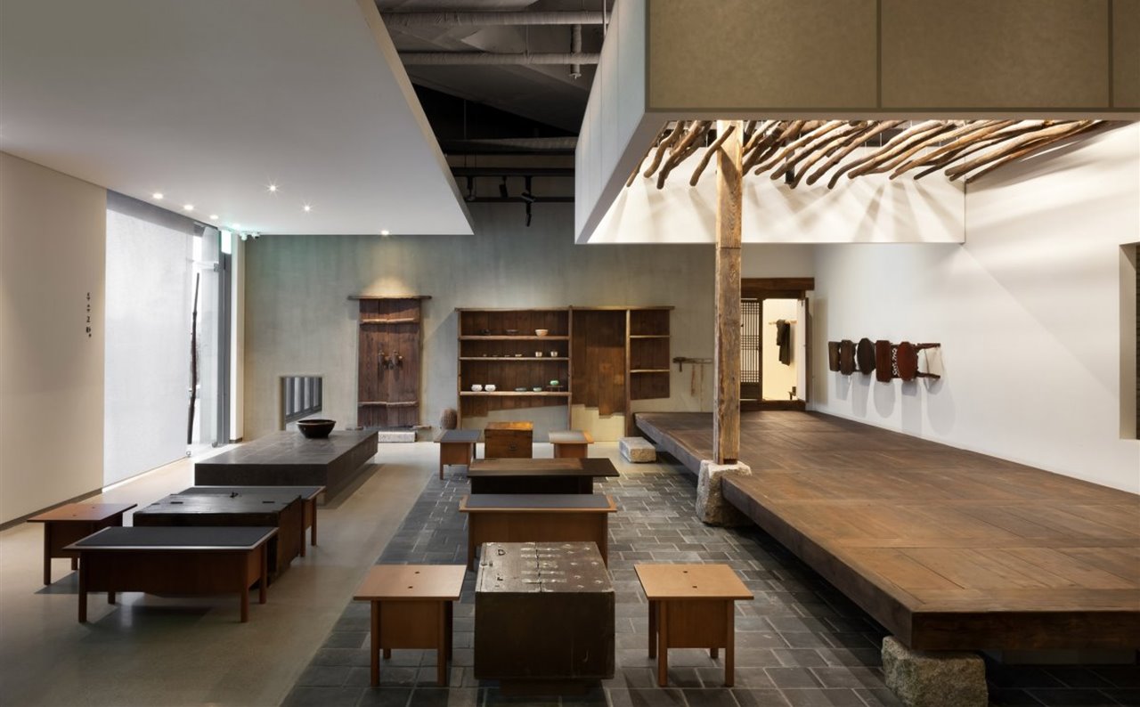  La sala principal del restaurante DooSooGoBang aparece presidida por una sucesión de mesas, bancos y estanterías que ya avanzan cuál será la filosofía de su cocina.