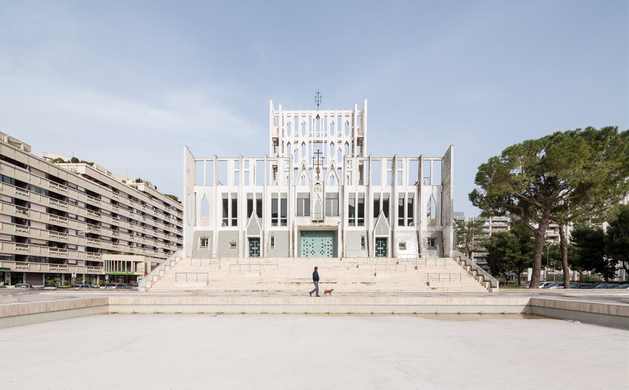 La gran plaza en la que se asienta la catedral dispone de un estanque sin agua, que ya introduce el estado en el que se encuentra la obra de Ponti.