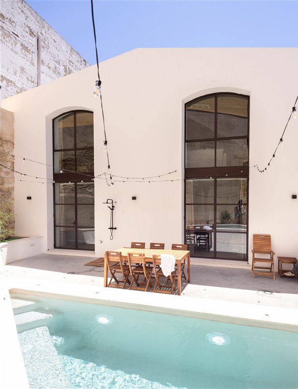 Y el vino se transformó en casa con piscina (de bodega a vivienda espectacular)