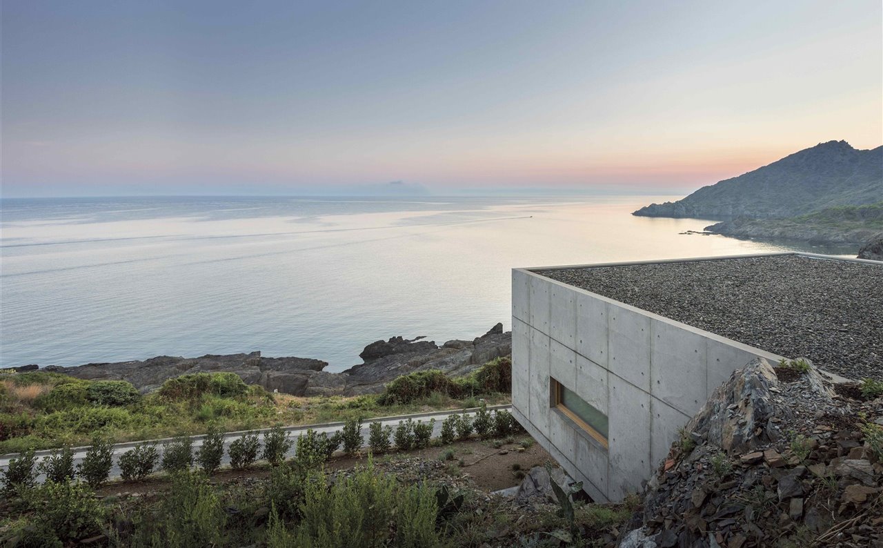  Las cubiertas terminadas con grava de pórfido diluyen los límites entre paisaje y arquitectura.