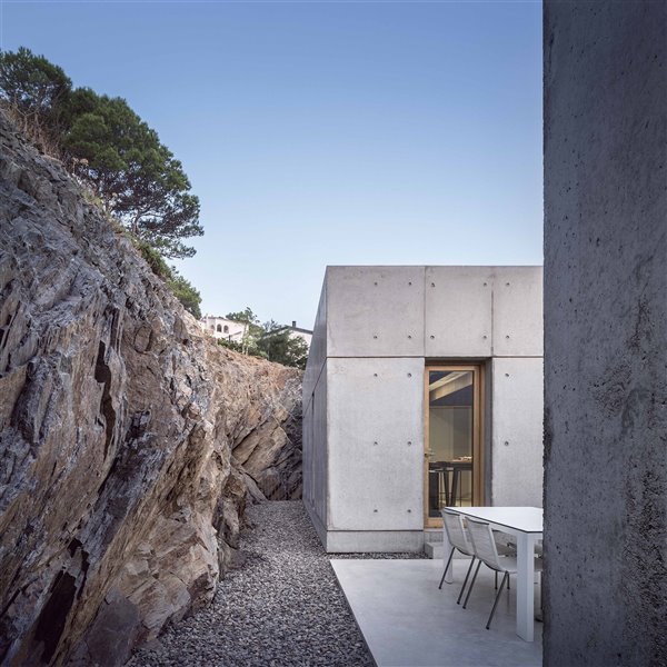Una casa en Girona tan discreta que parece que forma parte del paisaje