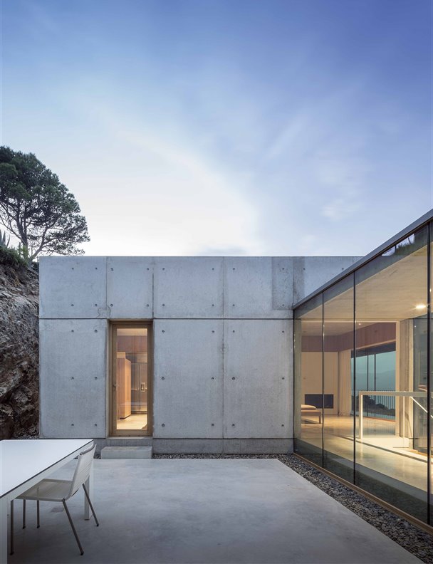 Una casa en Girona tan discreta que parece que forma parte del paisaje