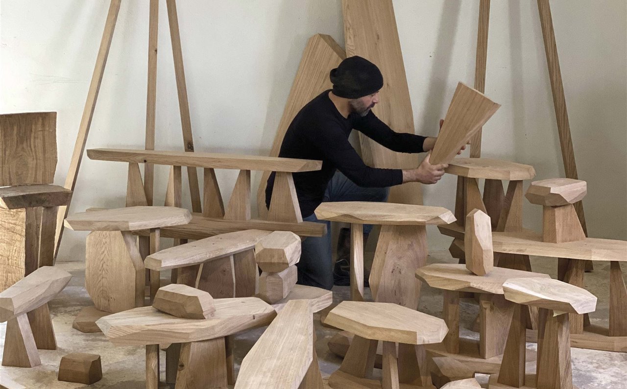 Jean-Guillaume Mathiaut utiliza para sus muebles esculturales materiales nobles, piedra, metales, madera, y sobre todo se esfuerza por respetar el medioambiente.