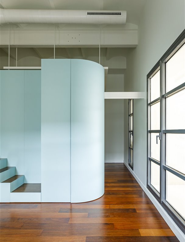 Un loft con una caja multiusos (casi mágica) de color turquesa en Barcelona 