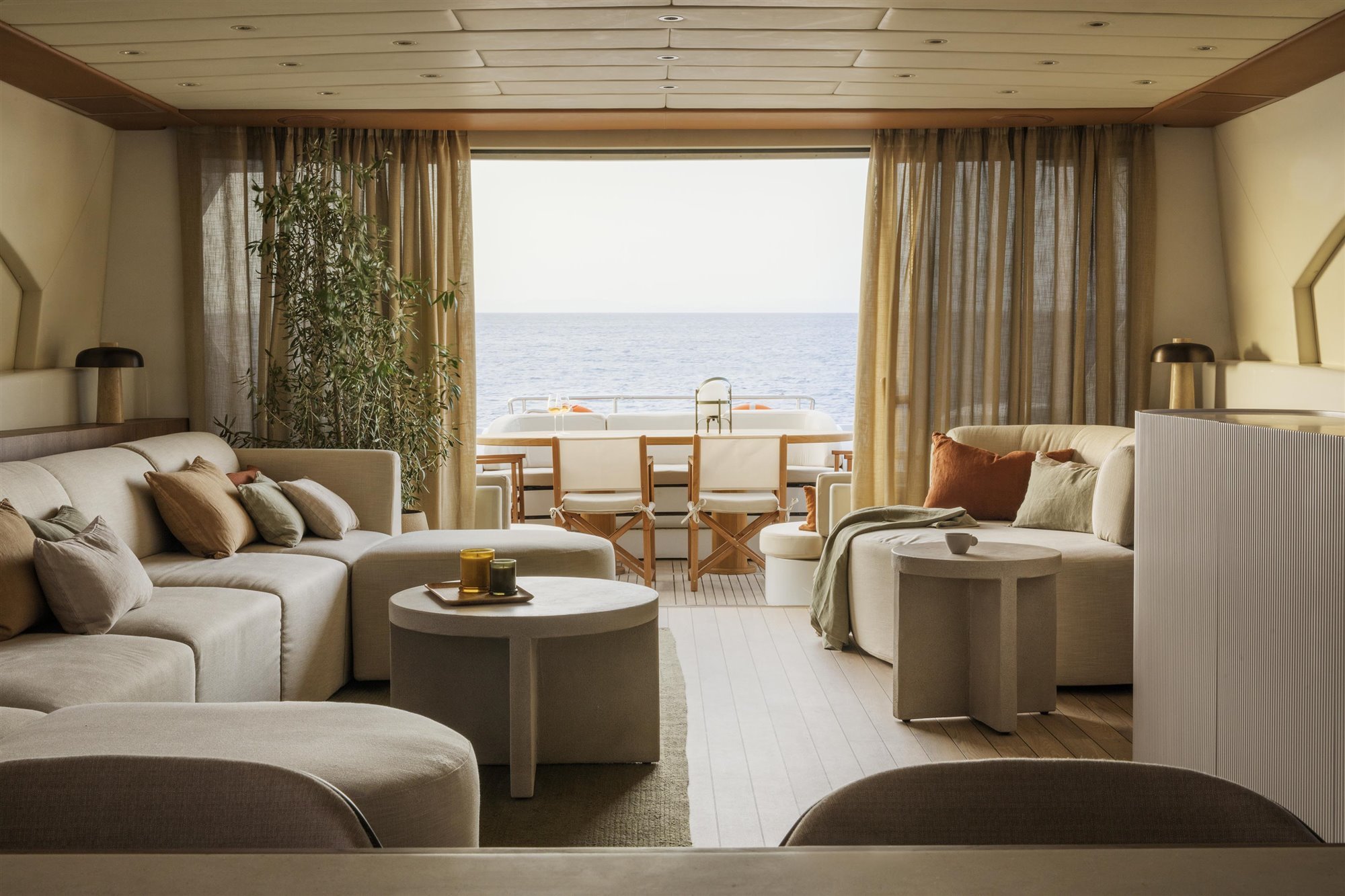 Un yate con interiorismo de lujo